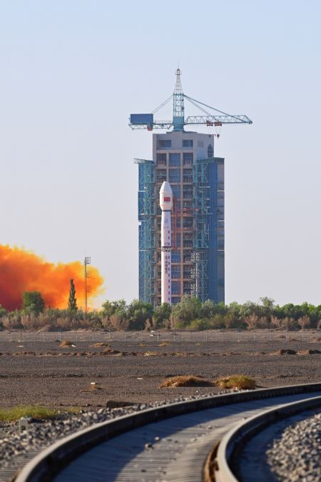 (miniature) Une fusée porteuse Longue Marche-4C transportant le satellite Shiyan-23 décolle du Centre de lancement de satellites de Jiuquan