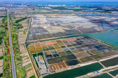 (miniature) Photo aérienne prise le 9 mai 2021 montrant un patchwork de salines dans le bourg de Gangxi