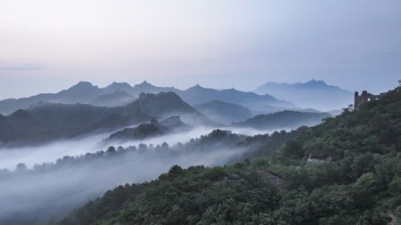 (miniature) Photo aérienne de la section de Jinshanling de la Grande Muraille enveloppée de nuages après la pluie dans le district de Luanping