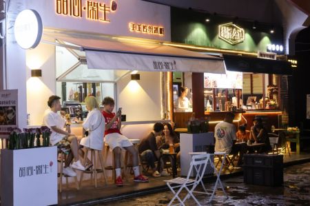 (miniature) Des touristes dans un bar à Tenghai