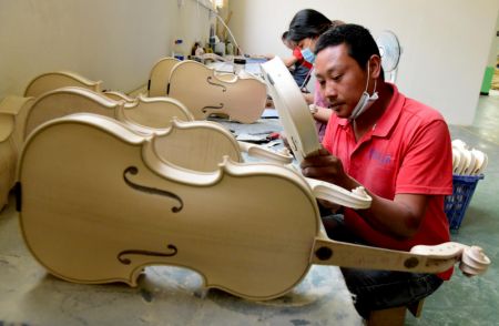 (miniature) Fabrication de violons dans un atelier dans un parc industriel de production d'instruments de musique à Queshan