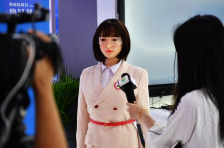 (miniature) Un robot intelligent est présenté lors du 3e Sommet Chine numérique à Fuzhou