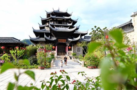 (miniature) Des enfants devant le pavillon de Wenchang dans le bourg de Tingzhou du district de Changting