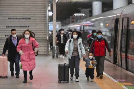 (miniature) Des passagers se préparent à monter dans un train dans la gare de Shenzhen-Nord