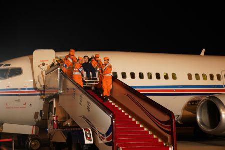 (miniature) L'astronaute Tang Hongbo salue la foule à son arrivée à Beijing