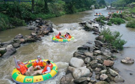 (miniature) Des gens font du rafting dans un canyon du site touristique de Meiling