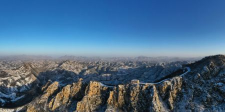 (miniature) Photo aérienne de la Grande Muraille sous la neige dans sa section de Simatai