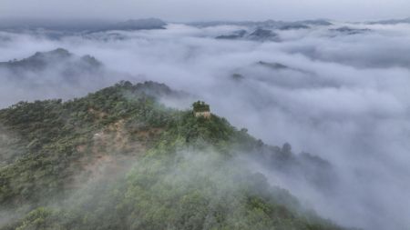 (miniature) Photo prise par un drone d'une section de la Grande Muraille enveloppée de nuages dans le district de Xinglong de la ville de Chengde