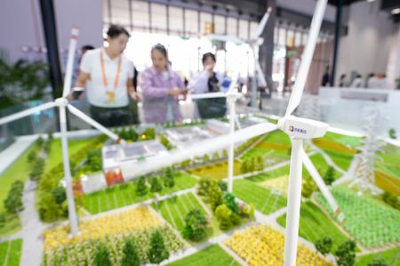 (miniature) La maquette d'un projet d'énergie éolienne est présentée lors de la Foire internationale du commerce des services de Chine 2024 au parc Shougang à Beijing