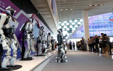 (miniature) Des robots humanoïdes exposés lors de la Conférence mondiale sur l'IA 2024 à Shanghai