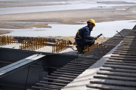 (miniature) Un ouvrier travaille dans le chantier du pont Zhenluo traversant le fleuve Jaune
