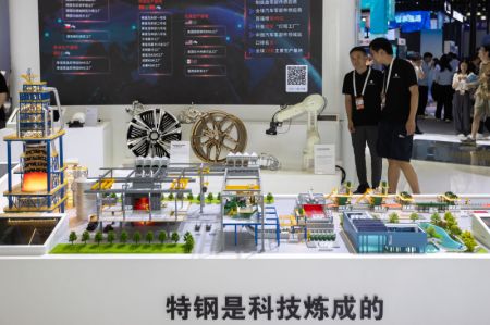 (miniature) Un modèle d'usine intelligente exposé par CITIC Group lors de la Conférence mondiale sur l'IA 2024 à Shanghai