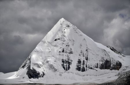 (miniature) Photo prise le 20 août 2020 montrant le mont Sapukonglagabo dans le district de Biru