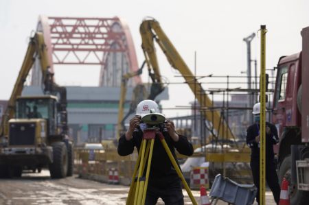 (miniature) Un employé travaille sur le chantier de construction d'un grand pont près de la gare ferroviaire de Fengtai dans l'arrondissement de Fengtai à Beijing
