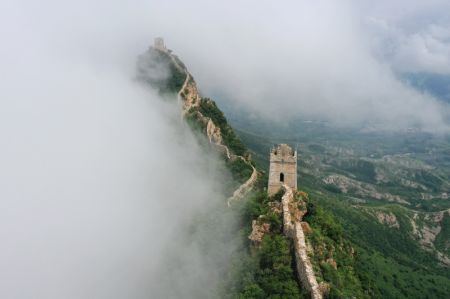 (miniature) Photo aérienne montrant des nuages flottant au-dessus de la Grande Muraille dans la zone à la limite entre le district de Luanping