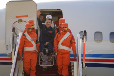 (miniature) L'astronaute Zhai Zhigang salue la foule à son arrivée à Beijing