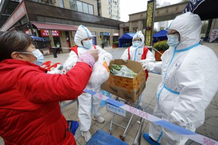 (miniature) Des employés et des bénévoles préparent la livraison des produits de première nécessité commandés par les habitants d'un quartier résidentiel placé en quarantaine dans l'arrondissement de Chenghua à Chengdu