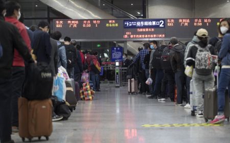 (miniature) Des passagers font la queue pour entrer dans le train K81 à la gare de Wuchang