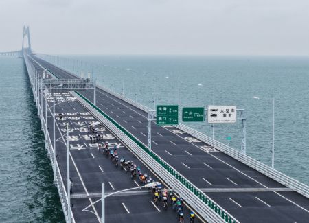 (miniature) Une course cycliste sur le pont Hong Kong-Zhuhai-Macao