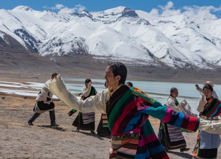 (miniature) C&eacute;r&eacute;monie marquant le d&eacute;but du labour de printemps dans le village de Beicun