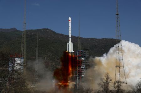(miniature) Une fusée porteuse Longue Marche-3B transportant le satellite Gaofen-13 02