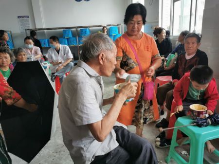 (miniature) Des personnes évacuées se reposent et dînent dans un site de relogement provisoire après un séisme au bourg de Jiaming du district de Luxian