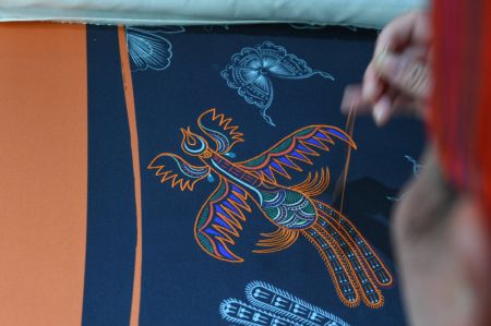 (miniature) Des habitantes locales r&eacute;alisent des oeuvres de broderie dans un atelier de Shibing