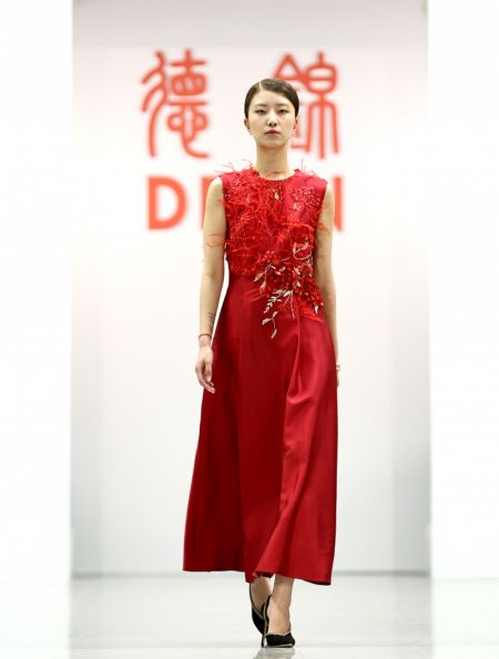 (miniature) Un mannequin présente une création de Dejin lors d'un défilé de la semaine de mode de Chine 2020/2021 AW Collection diffusé en direct à Beijing