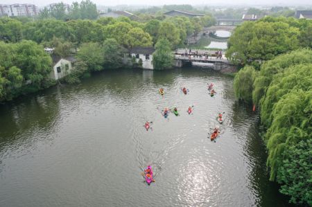 (miniature) Des touristes font du kayak dans le lac Qinhu à Taizhou