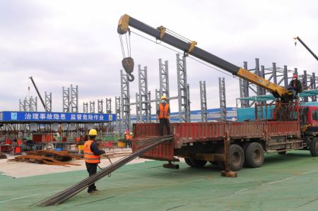 (miniature) Des ouvriers travaillent sur le chantier de construction d'un projet de transformateur électrique à Shenyang