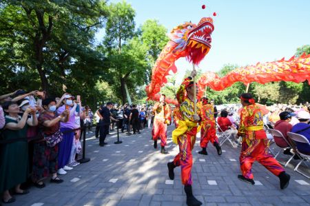 (miniature) Une danse du dragon au parc de Longtan de Beijing