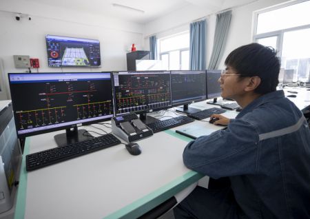 (miniature) Un membre du personnel dans une station de stockage de l'énergie dans le bourg de Taiyangshan