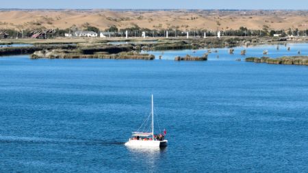 (miniature) Des gens sur un bateau dans le site touristique du lac Qixing