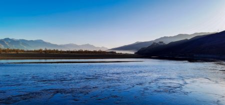 (miniature) Photo prise avec un téléphone portable montrant le paysage de la section Quxu du fleuve Yarlung Zangbo