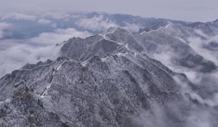 (miniature) Photo aérienne du mont Tianzi après des chutes de pluie et de neige dans le parc forestier national de Zhangjiajie
