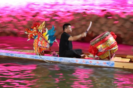 (miniature) Une course nocturne de bateaux-dragons est organis&eacute;e pour c&eacute;l&eacute;brer la f&ecirc;te des Bateaux-Dragons dans le village de Sanxi