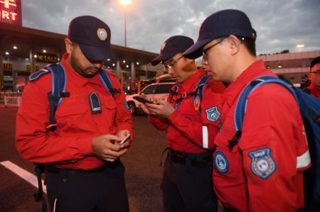 (miniature) Des secouristes de la Fédération des secouristes bénévoles de Shenzhen s'apprêtent à partir du port de Shenzhenwan