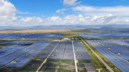 (miniature) Une photo aérienne prise le 17 août 2020 montrant une centrale photovoltaïque dans un parc de développement industriel vert dans la préfecture autonome tibétaine de Hainan