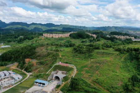 (miniature) Vue a&eacute;rienne du tunnel Yangjiazhai de la ligne ferroviaire &agrave; grande vitesse Guiyang-Nanning