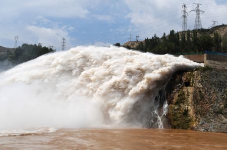 (miniature) Le réservoir de Liujiaxia déverse les eaux de crue dans la préfecture autonome Hui de Linxia