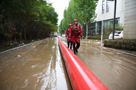 (miniature) Des secouristes m&egrave;nent des op&eacute;rations de drainage dans le centre-ville de Zhuozhou de la province chinoise du Hebei (nord)