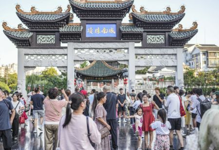 (miniature) Des touristes visitent le site touristique du Pavillon Jiaxiu à Guiyang