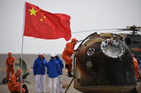 (miniature) La capsule de retour du vaisseau spatial habité Shenzhou-13 s'est posée avec succès sur le site d'atterrissage de Dongfeng dans la région autonome de Mongolie intérieure (nord de la Chine)