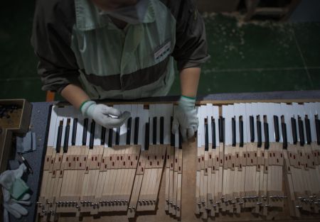 (miniature) Un ouvrier dans une fabrique de pianos de Parsons Music Corporation