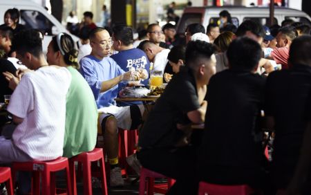 (miniature) Des gens mangent à l'extérieur d'un restaurant à Xi'an