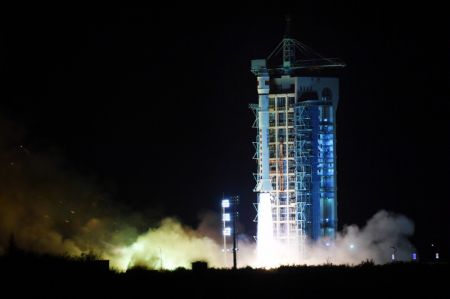 (miniature) Une fusée porteuse Longue Marche-2D transportant le satellite Tianhui-4 décolle du Centre de lancement de satellites de Jiuquan