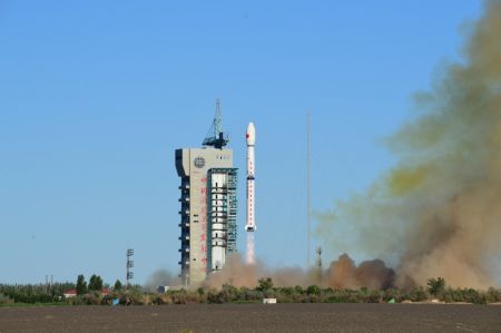 (miniature) Une fusée Longue Marche-4C transportant le satellite Fengyun-3E (FY-3E) décolle depuis le Centre de lancement de satellites de Jiuquan