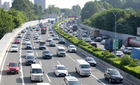 (miniature) Des véhicules circulent sur une autoroute à Guangzhou