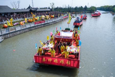 (miniature) Une procession festive en bateau en l'honneur de Canshen