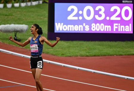 (miniature) La Sri-Lankaise Tharushi Dissanayaka Mudiyanselage laisse éclater sa joie après la finale du 800m femmes aux 19es Jeux asiatiques à Hangzhou